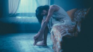 Kobieta na sofie, z głową w dół